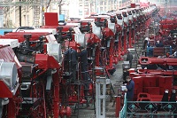 Работников «Гомсельмаша» отправили в отпуск за свой счет, склад затоварен продукцией